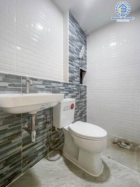 *****ทาวน์เฮ้าส์มือสองนนทบุรี ม.บัวทอง3 กาญจนาภิเษก เนื้อที่มากถึง 20 ตร.ว. ฟังก์ชัน 3 ห้องนอน 2 ห้องน้ำ 2 ที่จอดรถ บ้านรีโนเวทใหม่ พร้อมเข้าอยู่ บนทำเลเดินทางสะดวก ติดรถไฟฟ้าสายสีม่วง "สถานีคลองบางไผ่" ใกล้เซ็นทรัลเวสต์เกต ห้ามพลาด!